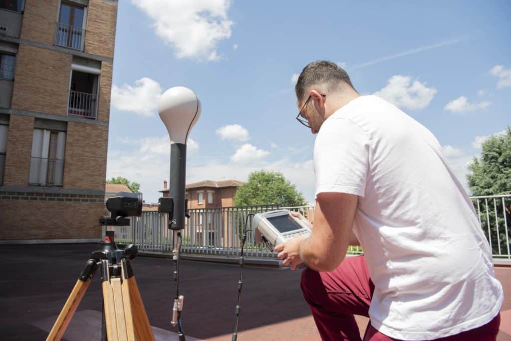 Homme en train de réaliser des mesures d'ondes électromagnétiques