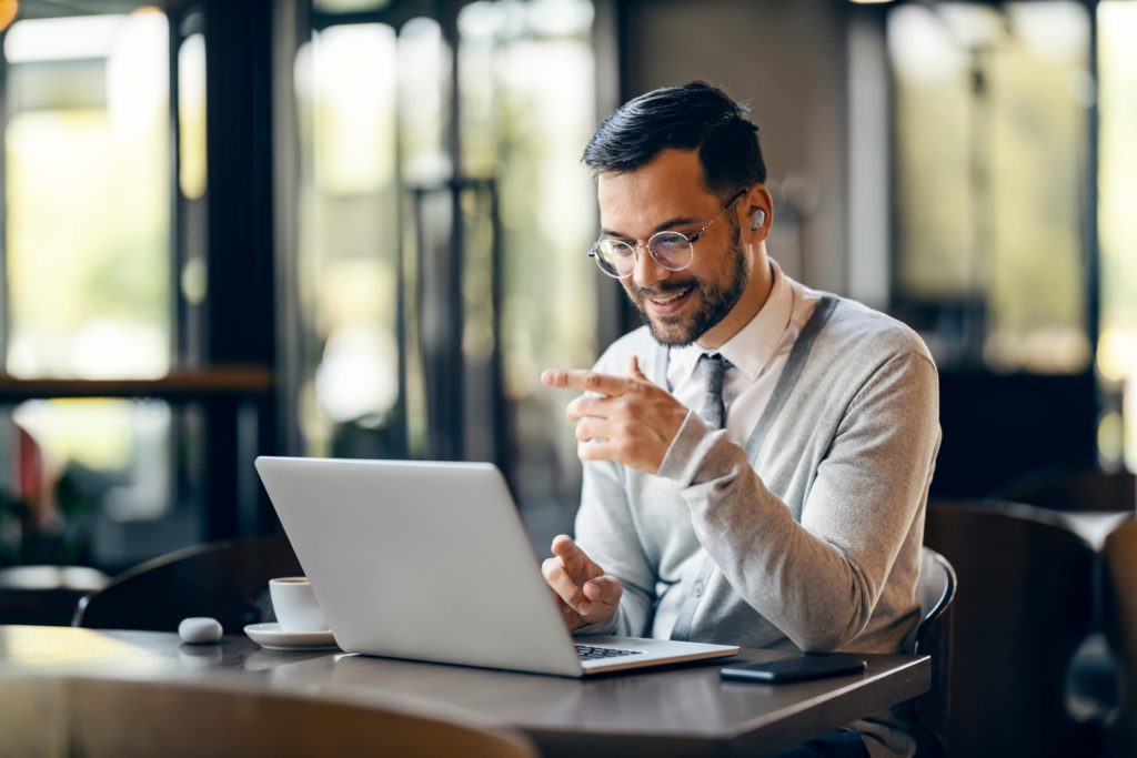 Homme en train de travailler avec son ordinateur portable