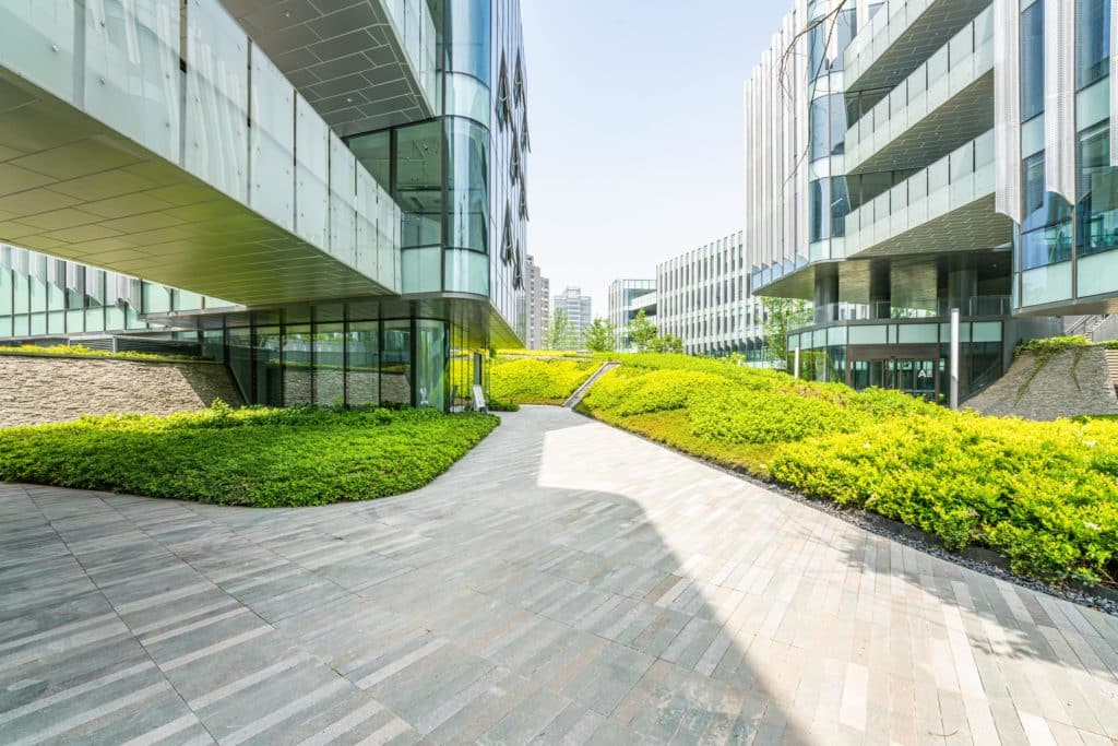 Vue d'espaces verts entre deux immeubles modernes