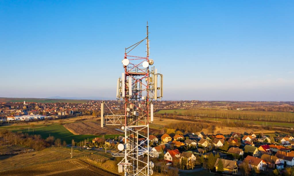 Vue d'une infrastructure numérique avec des antennes accrochées dessus