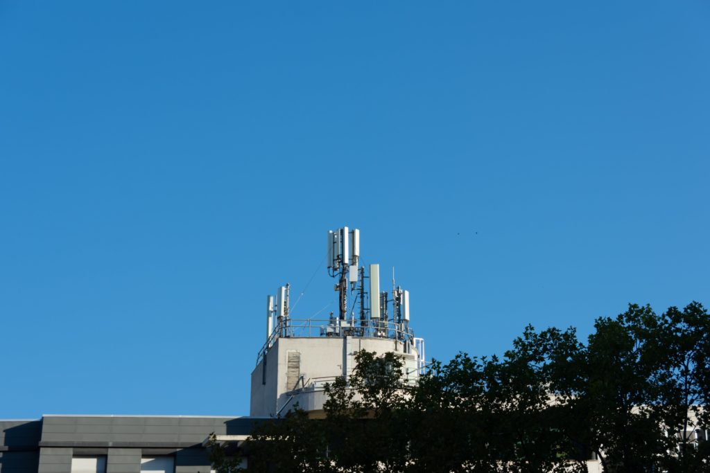 Vue d'antennes relais sur le toit terrasse d'un immeuble