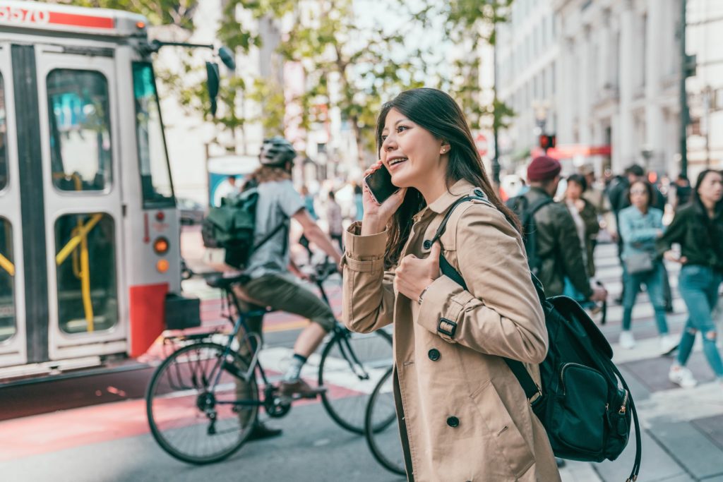 Jeune femme au téléphone dans la ville