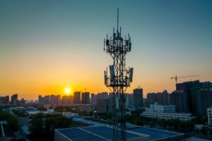 vue panoramique sur les toits d'une ville avec des antennes-relais