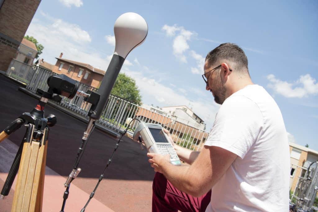 Technicien en train de réaliser des mesures d'ondes électromagnétiques